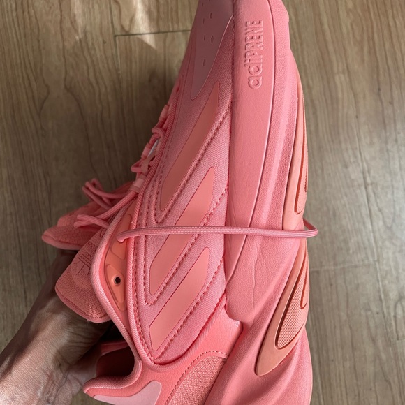 Women’s Adidas - Picture 4 of 8